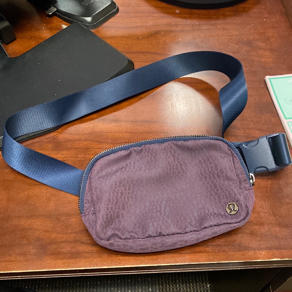 Lululemon Everywhere belt bag